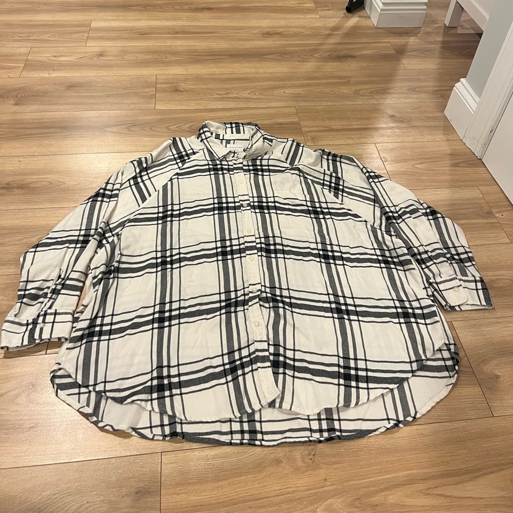 American Eagle Outfitters White and Black Plaid Button-Down Shirt